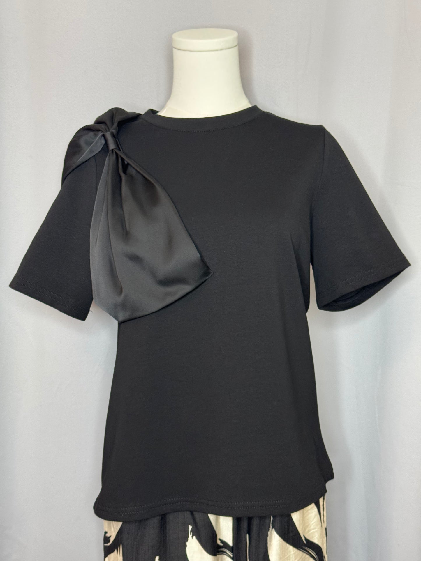 SHORT SLEEVE 3D RIBBON BOW DETAIL TOP